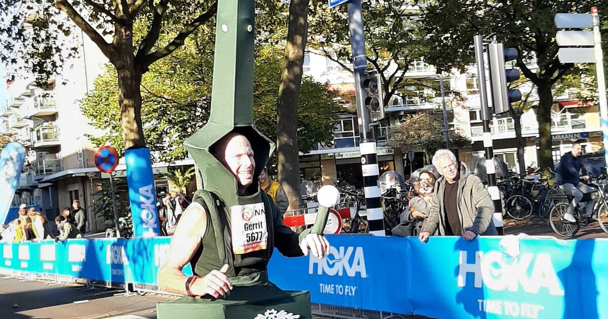 Dit is waarom Gerrit de marathon van Rotterdam liep verkleed als lantaarnpaal
