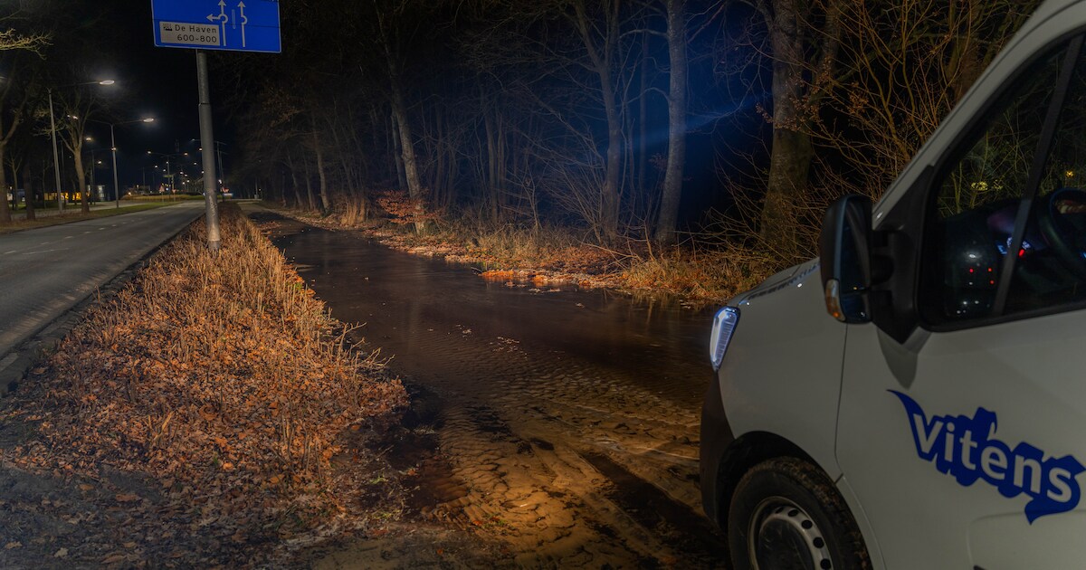 Leidingbreuk zorgt voor overstroomd fietspad in Drachten en geen water in deel gemeente Smallingerla