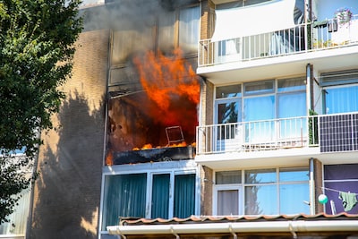 LIVE | Uitslaande brand in appartement Apeldoorn • De woning is een ravage