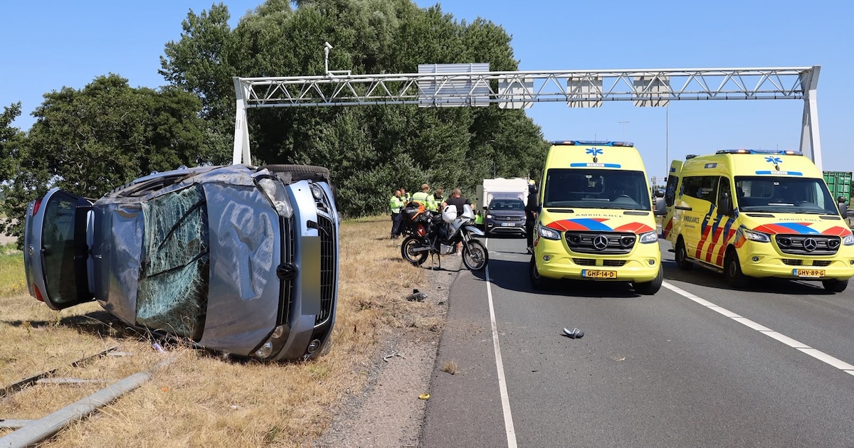Auto kantelt op A7 bij Wijdewormer door ongeval, twee rijstroken richting Zaandam weer vrijgegeven