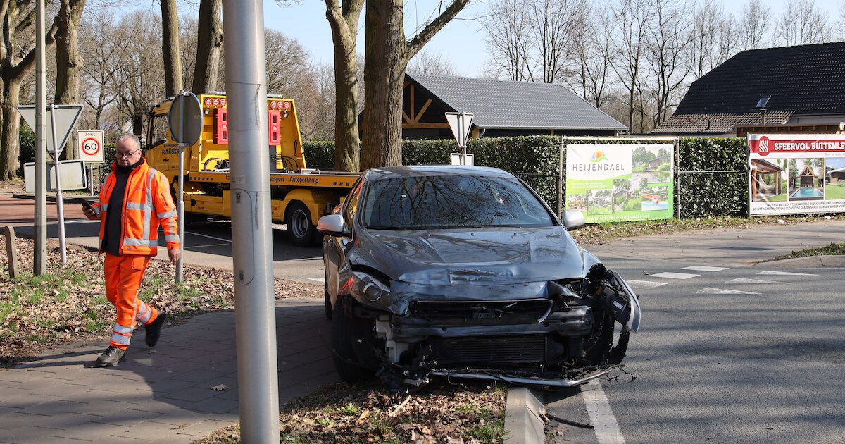 Grote schade na botsing tussen auto's in Heijen | Gennep