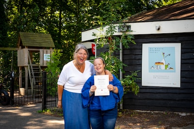 Sterre (24) neemt na twaalf jaar trots afscheid van de middelbare school met diploma