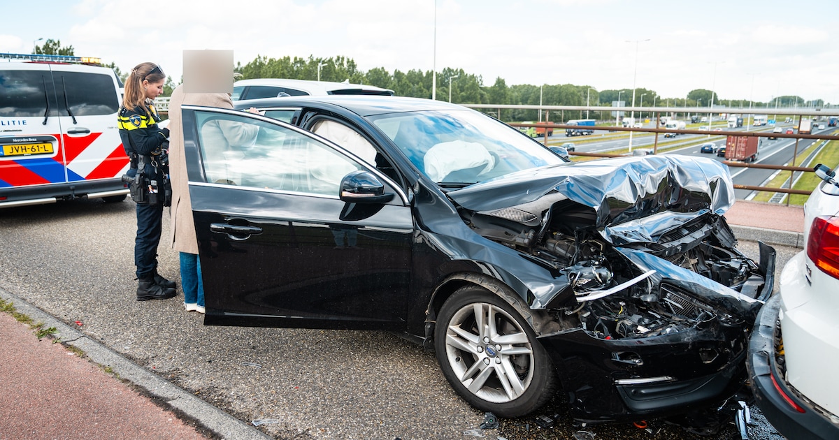 Kettingbotsing tussen vier auto's op viaduct in Barendrecht