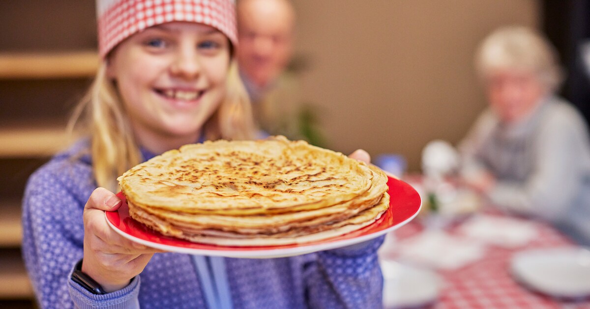 Kinderen bakken pannenkoeken voor ouderen in Rhoon