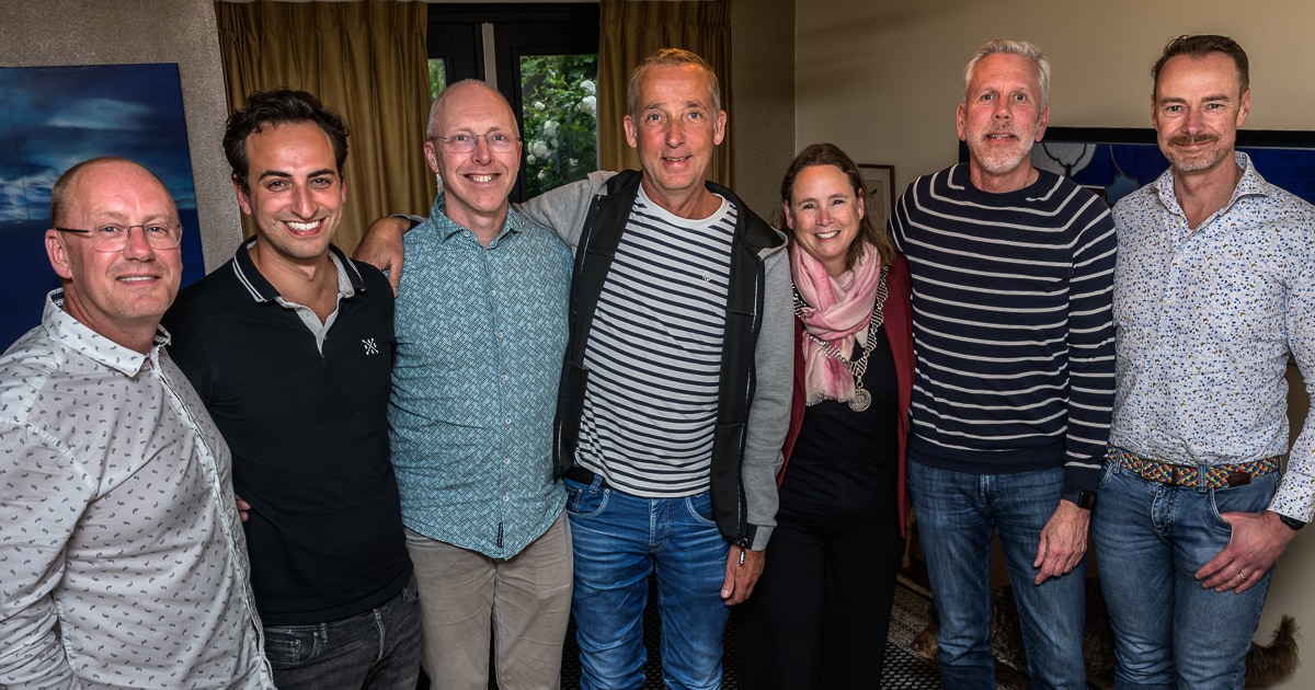 Burgemeester Wormerland viert 25 jaar huwelijk tussen mensen van gelijk geslacht