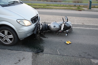Plotseling remmen leidt tot harde botsing in Zwolle
