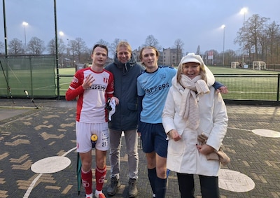 Voetbalbroers Pieter en Han als tegenstanders in de voetsporen van schoppende vader en oom: ‘Oma spr