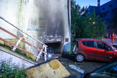 Matras vat vlam aan Sophialaan in Apeldoorn, auto en woning zwaar beschadigd