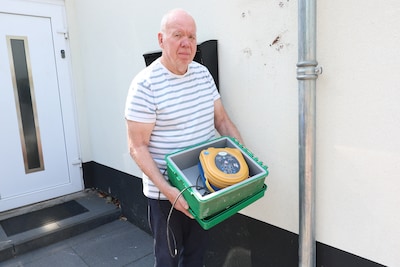 Buurtbewoner ontdekt kapotte hartstarter op straat, dan halen Gerrit (75) en Fabienne (69) hem naar 