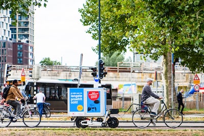 Minder uitstoot en kleinere voertuigen: elektrische busjes en bakfietsen gaan Utrechtse binnenstad d