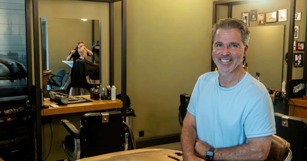 Mark is al veertig jaar kapper: ‘Ook al geef je niets om je haar, eenmaal geknipt ga je toch anders 