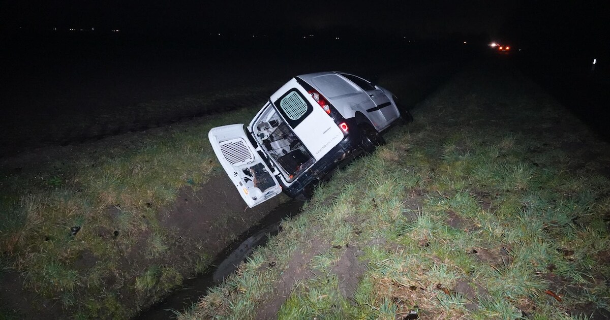 Bestelbus rijdt greppel in Middenmeer