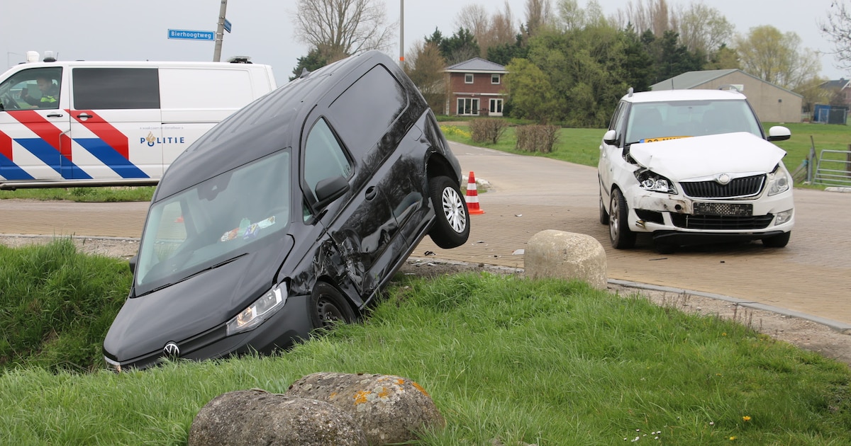 Busje rijdt berm in na botsing in Nieuwerkerk aan den IJssel