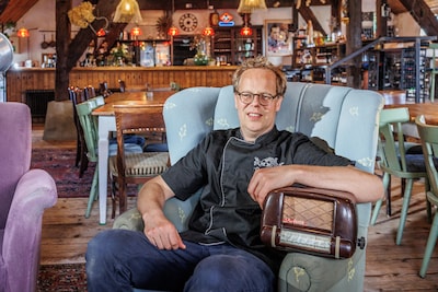 Restaurant Oud Vuren overleefde corona, dijkafsluiting en zware storm: ‘Zie zonnige kant van het lev