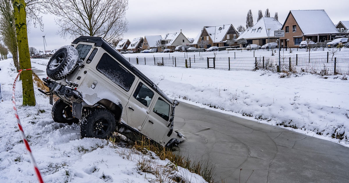 Terreinwagen glijdt sloot in Lienden in