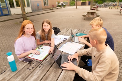 Op deze school zijn mobieltjes helemaal nergens meer toegestaan: ‘We willen meer contact tussen leer