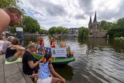 Publiek geeft gul aan Varend Corso: Duit voor een Schuit haalt bijna halve ton op