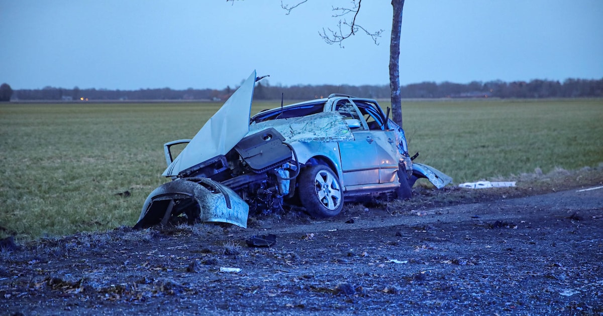 Gewonde bij zware crash tegen boom op de Oerdeweg in Oude Pekela