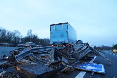 Vrachtwagen boort zich in vangrail op A2 bij Boxtel: twee gewonden, rijstrook en afrit dicht tot don