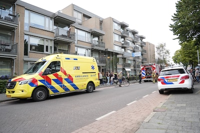 Brandweer rukt uit voor keukenbrand in zorgcomplex in Oosterhout, vrouw in ambulance behandeld