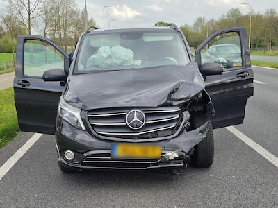 bestelbus flink beschadigd na botsing op de Dr. W Dreeslaan in Bennekom