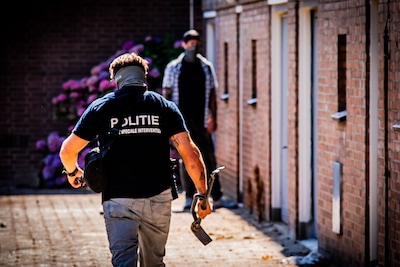 Man geblinddoekt afgevoerd nadat politie met veel bombarie een flat in Arnhem binnenvalt