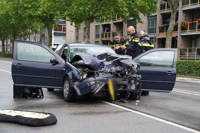 Auto en autohoogwerker botsen frontaal in Den Bosch, twee gewonden naar ziekenhuis