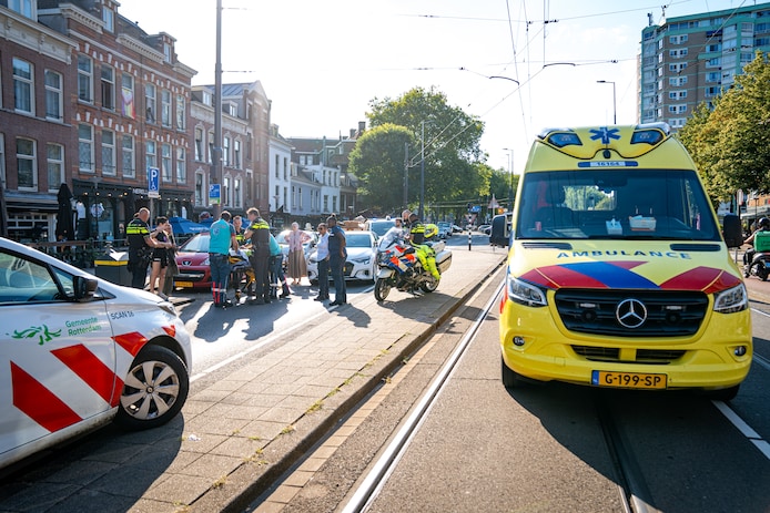 Bé gái (9) bị ô tô tông ở Rotterdam và phải đưa đi bệnh viện ngay | Tin tức 112 Rotterdam | AD.nl