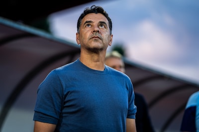 New coach Míchel satisfied after Ajax start, but also critical: 'I was indeed very angry about that'