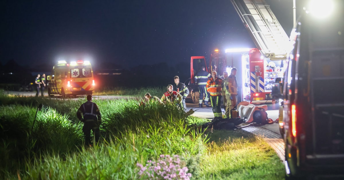 Twee gewonden bij aanrijding tussen scooter en motor aan Lollumerweg in Hitzum