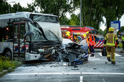 Auto botst met stadsbus in Rotterdam na politie-achtervolging, man (22) aangehouden