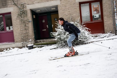 Deze straat in Nijmegen is even een minipiste als Nikay er met de ski’s vanaf zoeft: ‘Heel speciaal 