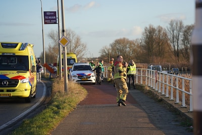 Veel hulpdiensten naar IJsselmuiden, duikteam haalt persoon uit water bij Stadsbrug
