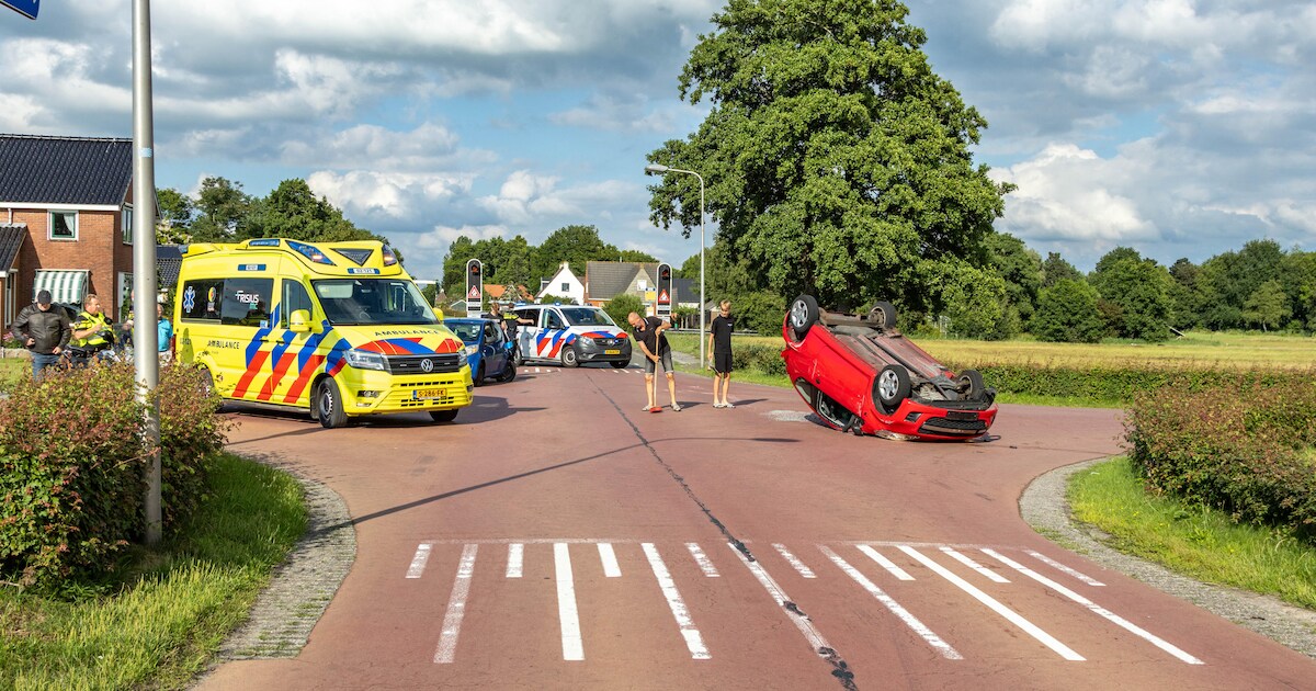Auto slaat over de kop na botsing op de Vogelzangweg in Rottum