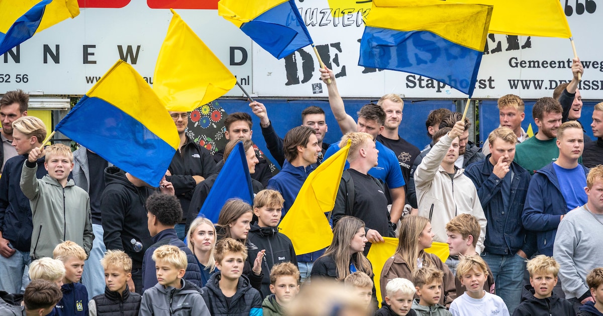 Dranghekken, fakkels en een late dreun: zo verloopt de beladen derby tussen Staphorst en Genemuiden