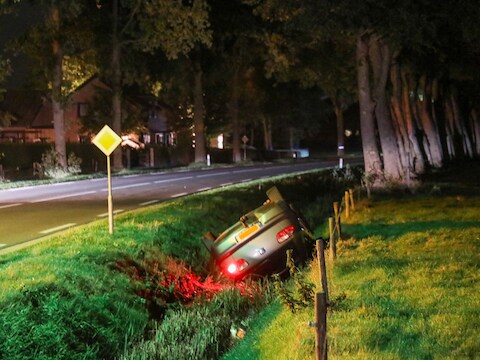 Automobilist belandt ondersteboven in de sloot na ongeval in Lunteren
