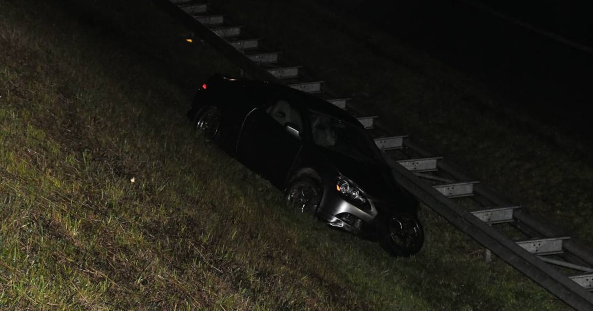 Auto belandt achter vangrail langs de Westerscheldetunnelweg bij Borssele