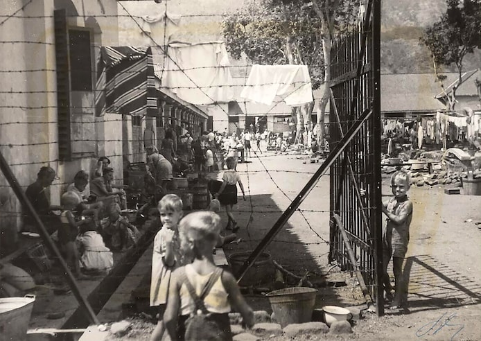 Foto van de ingang van kamp 10 te Banjoebiroe, op het Indonesische eiland Java (1945). Foto ter illustratie, Freek staat niet op deze foto.