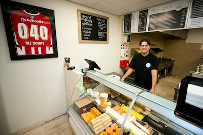 Donny is pas 16 en heeft al een eigen snackbar én een eigen snack: ‘Die loopt best goed’