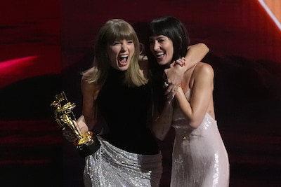 Taylor Swift meest bekroonde artiest ooit bij MTV VMA’s, draagt ​​prijs op aan Dolly Parton