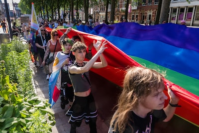 Zo’n 400 mensen lopen mee in eerste Pride Walk Den Bosch: ‘Strijd is nog niet gewonnen’