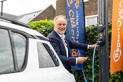 Eerste laadlichtmast van Deventer staat: opladen en de straat verlichten tegelijk