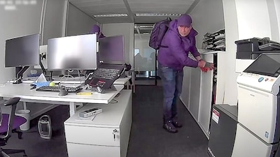 Inbrekers stelen negen laptops en geld in Arnhems bedrijfsgebouw: ‘Strafbare feit is op beeld te zie