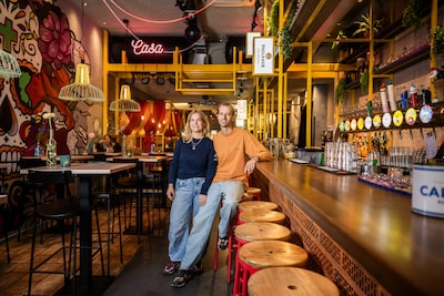 Straatvoedsel delen in het huis van de happen, geen hapjes