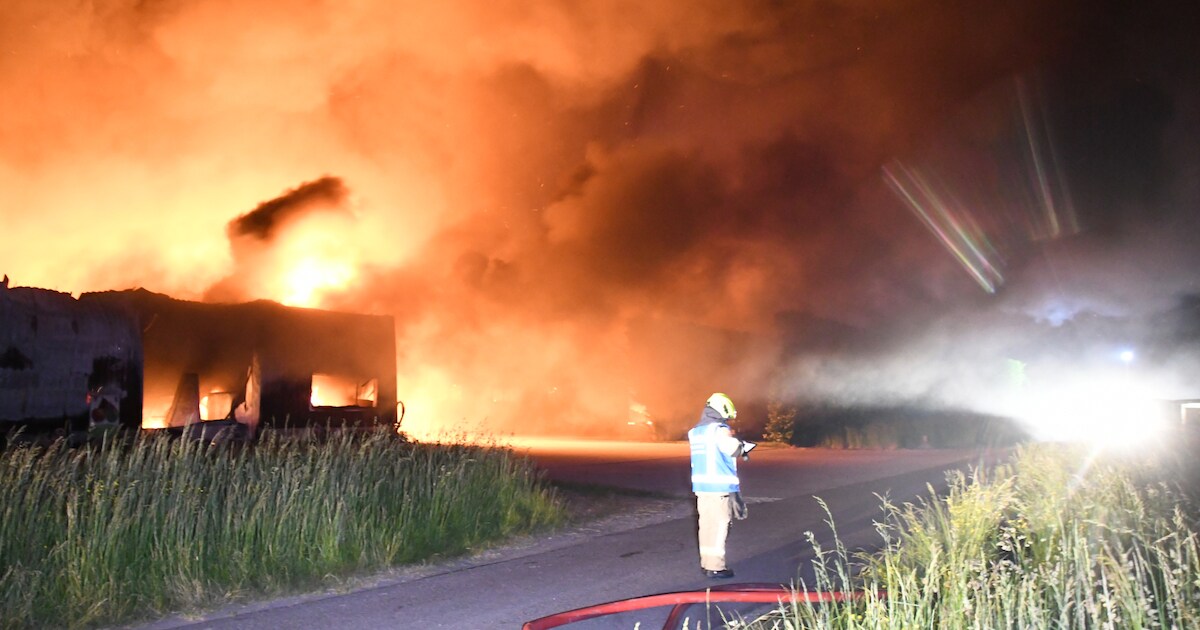 Grote brand legt schuur Oudelande volledig in de as, huis gered