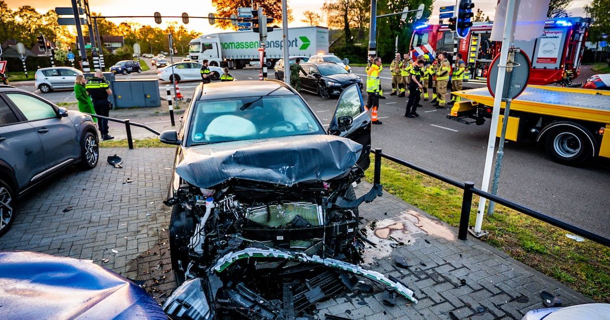 Gewonde bij botsing op N348 in Dieren, auto rijdt door hekwerk autobedrijf