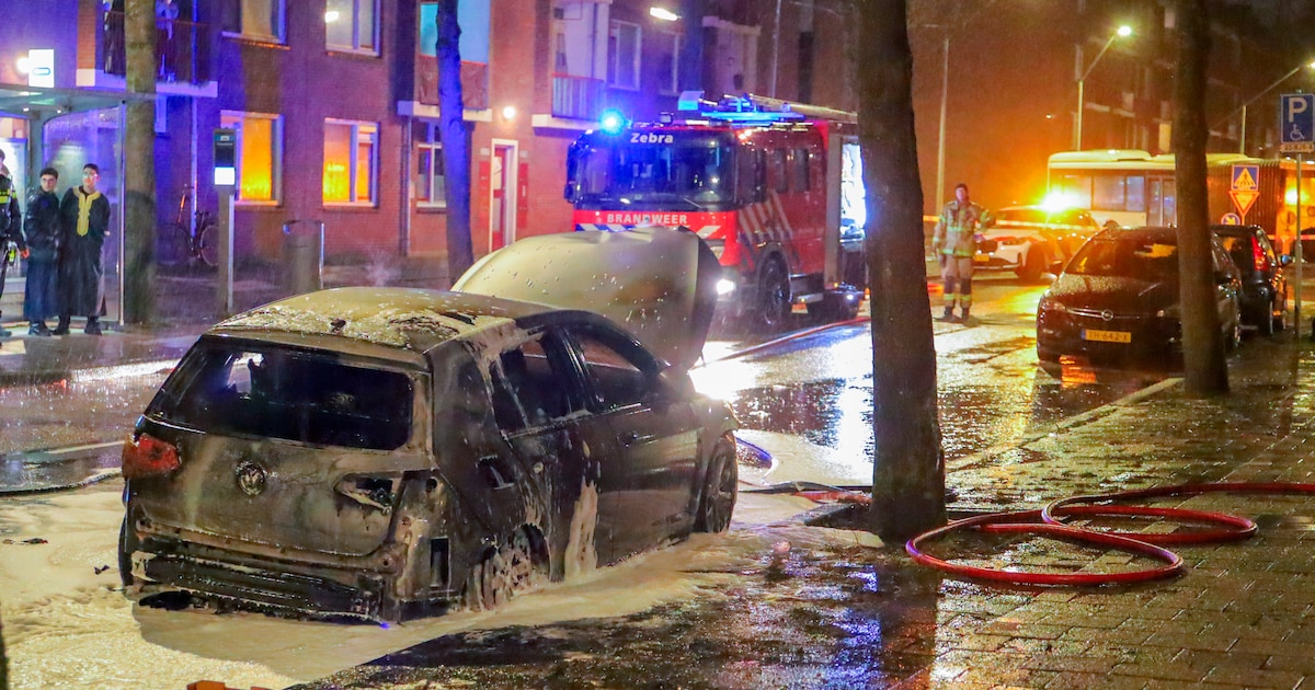 Taxi brandt volledig uit op Werengouw in Amsterdam