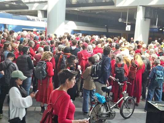 ‘Stop de aanvallen’ of ‘verwarde mensen’? Politici verdeeld na protest ...