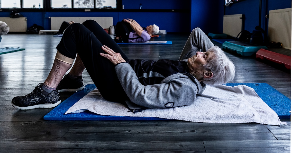 Elly (94) zit niet achter de geraniums, maar in de sportschool: ‘Als je thuis blijft, gebeurt er hel