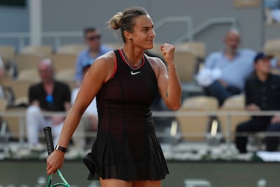 Aryna Sabalenka eenvoudig naar derde ronde, topfavoriet Jannik Sinner uitgeschakeld na inzinking door hitte